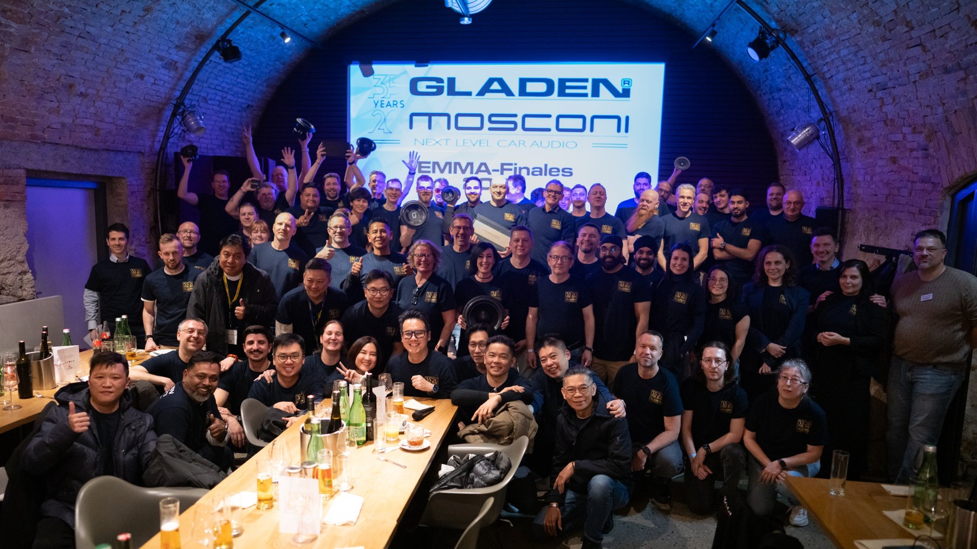 Group photo of the guests at the 35 years of GLADEN, 20 years of MOSCONI anniversary evening at the Urbankeller Salzburg