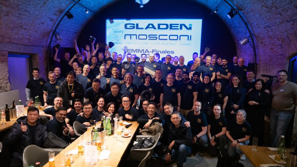 Gruppenfoto der Gäste beim Jubiläumsabend 35 Jahre GLADEN, 20 Jahre MOSCONI im Urbankeller Salzburg